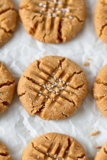 Delicious homemade peanut butter cookies with salt flakes and crosshatch pattern, perfect for cookie recipes.